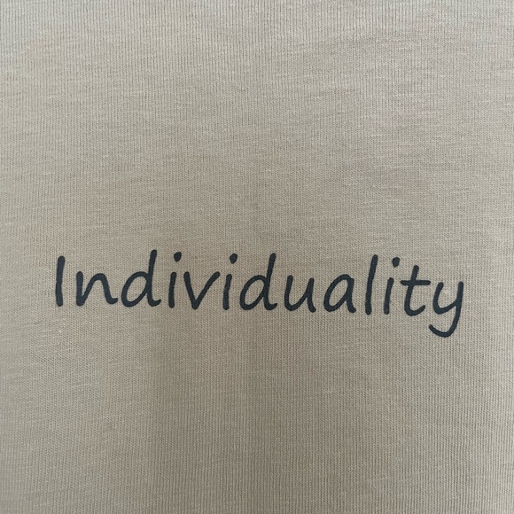 Cute T shirts with some frills around the neck. Size M - Picture 3 of 5